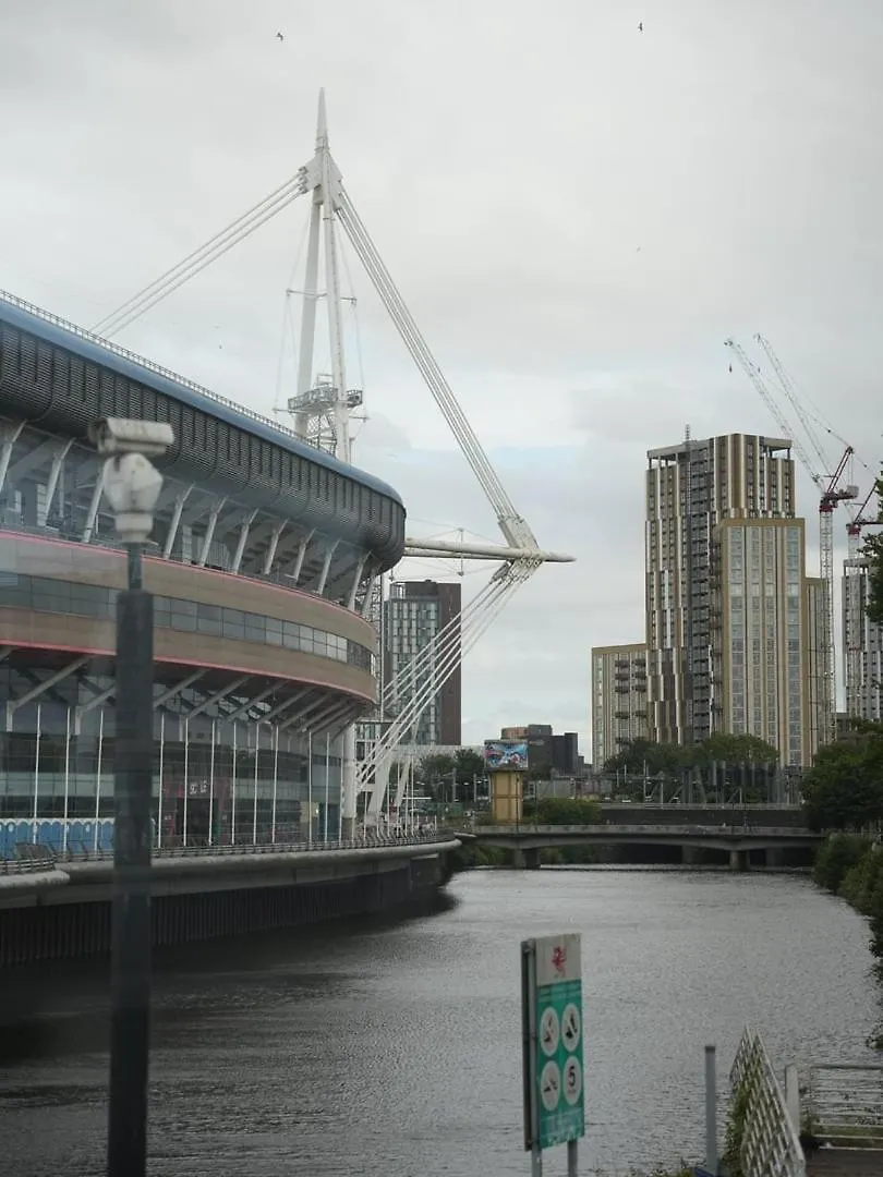 Spacious Cardiff Apartment For Large Groups!